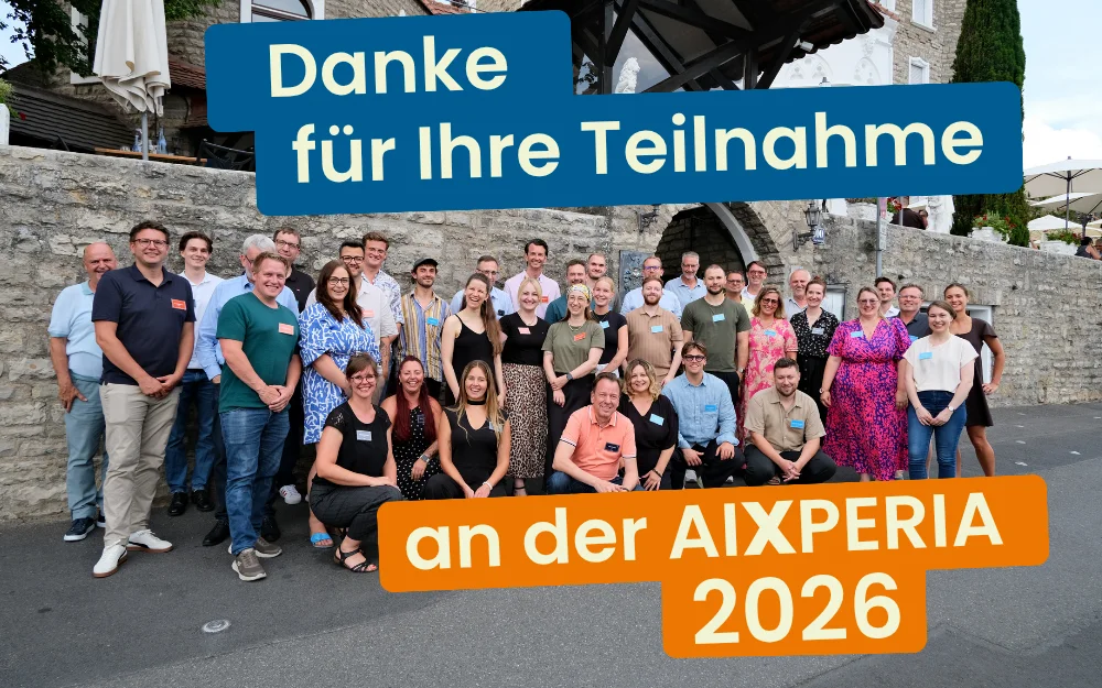 Gruppenfoto der Teilnehmerinnen und Teilnehmer der AIXPERIA 2026 vor Schloss Steinburg in Würzburg