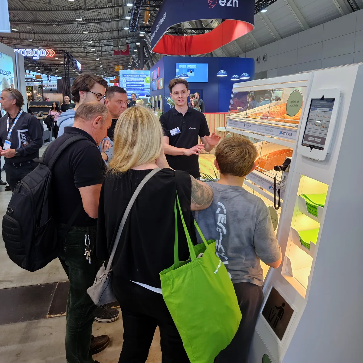 Besucherinnen und Besucher an der Smart Bakery Box auf dem AIPERIA-Stand der Südback 2026