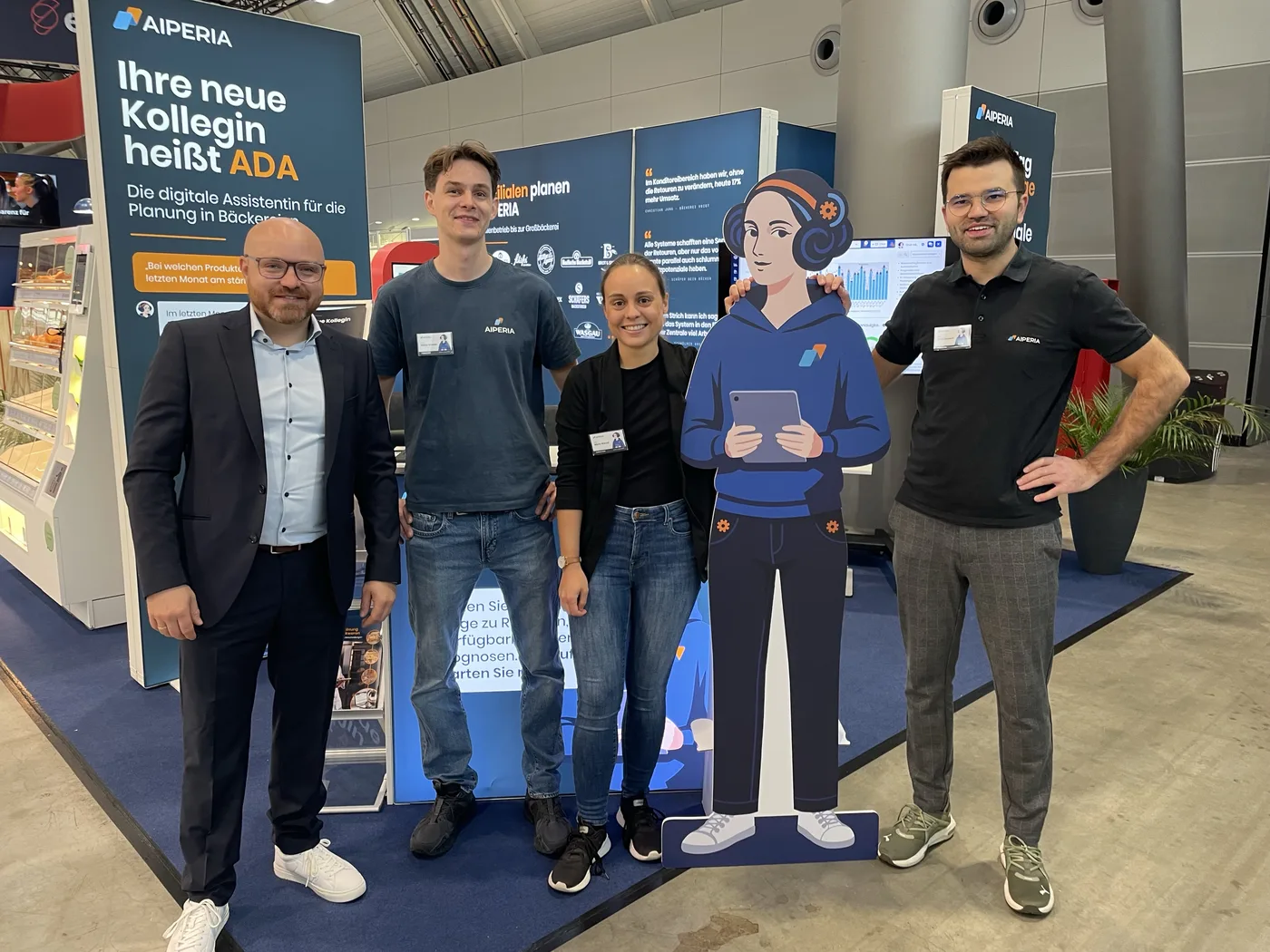 Das AIPERIA-Team mit dem ADA-Aufsteller am Stand in Halle 8 auf der Südback 2026 in Stuttgart